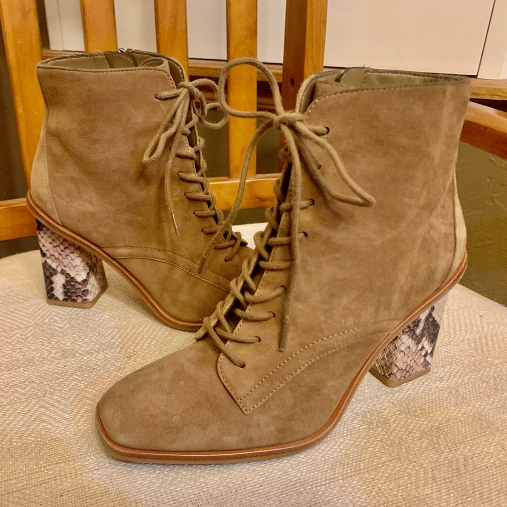 Womans Vince Camuto Dreveri tan suede lace up ankle boots reptile print heel 6.5